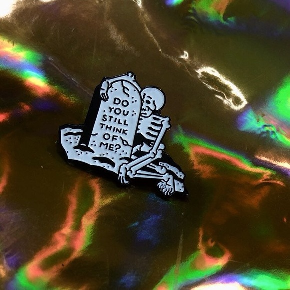 💔☠️ New Unique Grunge Enamel Pin / Brooch ☠️💔 - Picture 1 of 4